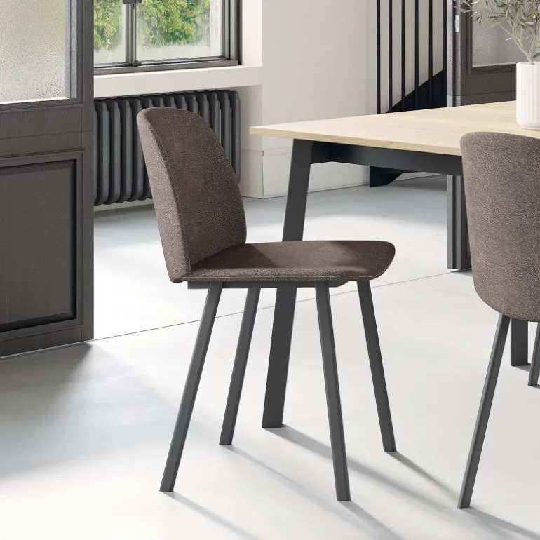Olivia Chaise tendance en tissu et pieds métal
